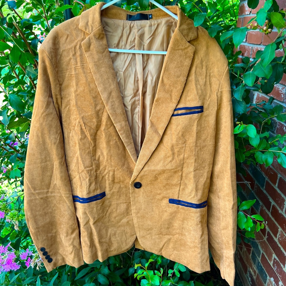 Men’s corduroy Blazer. Navy detail on the pockets.